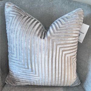 NWT SAG HARBOR DECORATIVE THROW PILLOW‎ size 20”X20”